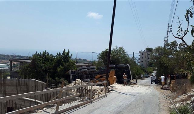 بالصورة..انقلاب شاحنة في حصرايل ومقتل سائقها