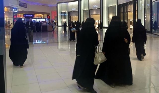 سعوديان تنكرا بزي نسائي.. فماذا حصل؟