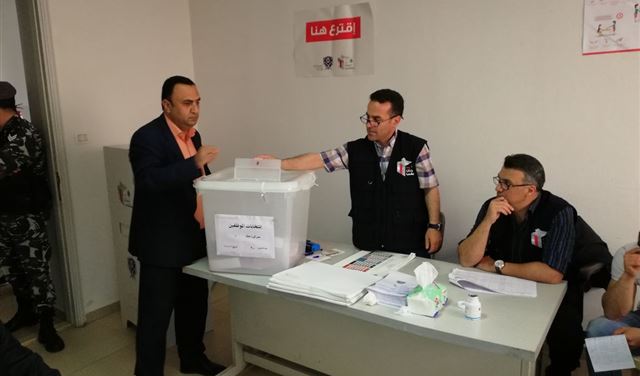 نسبة اقتراع الموظفين طيلة فترة قبل الظهر نسبة اقتراع الموظفين طيلة فترة قبل الظهر
