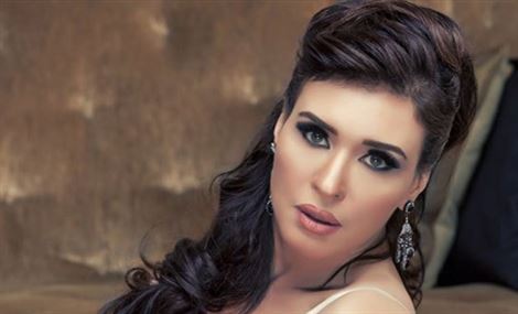 دينا تقاضي إعلامي شهير بعد إهانته لها..
