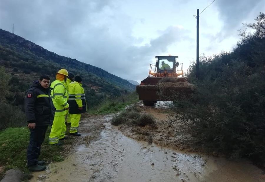 بالصورة: جرف أتربة وصخور على طريق وادي رشميا بالصورة: جرف أتربة وصخور على طريق وادي رشميا