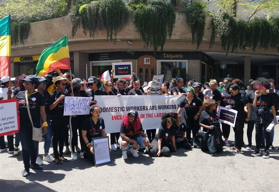 بالصور: مظاهرة "ضد الكفالة"... في الشارع وعلى "البلكونات"