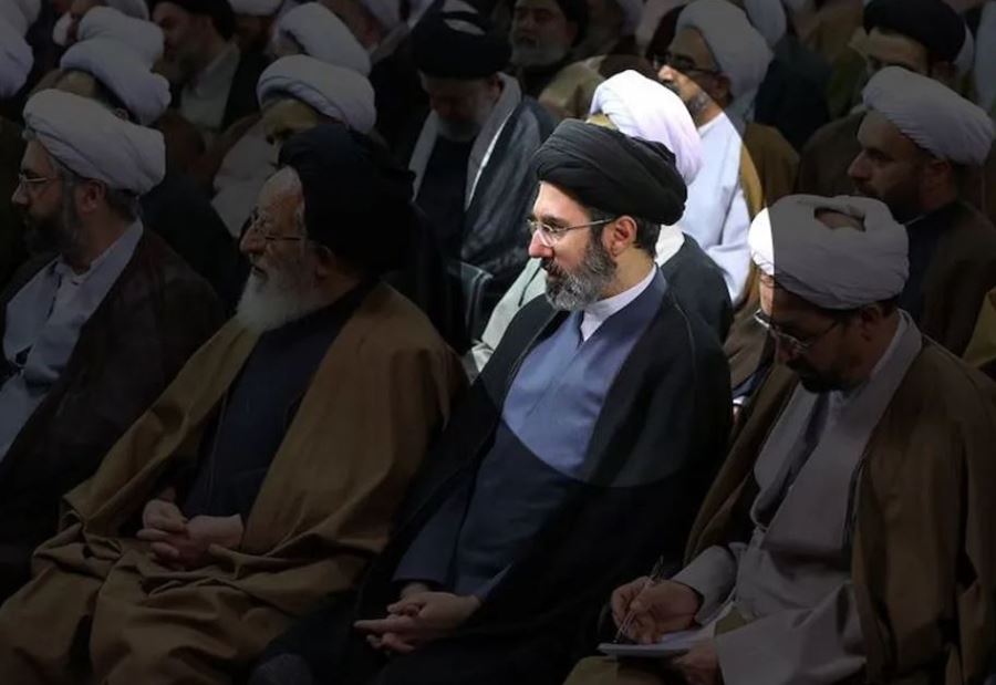 أزمة الخلافة بِإيران... صحة علي خامنئي المتدهورة تدفع مجتبى إلى الواجهة!