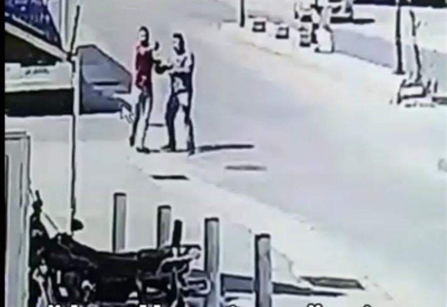 بالفيديو: اعتراضا طريقه واطلقا النار عليه في حوش الحريمة