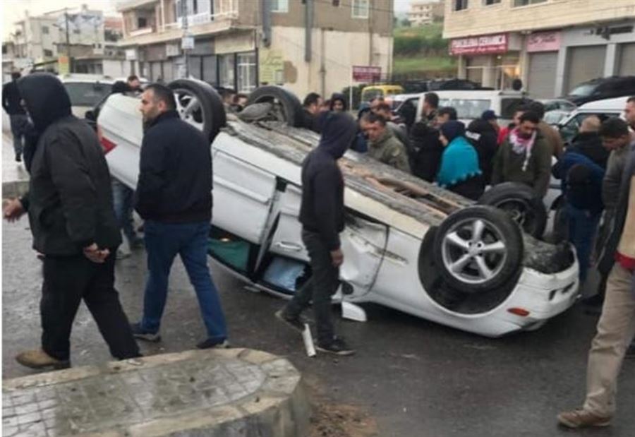 بالصورة: جريح جراء انقلاب سيارة في الفرزل