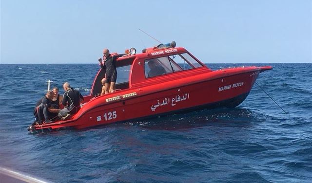 بالصور: انقاذ سبعة مواطنين مقابل شاطئ صور