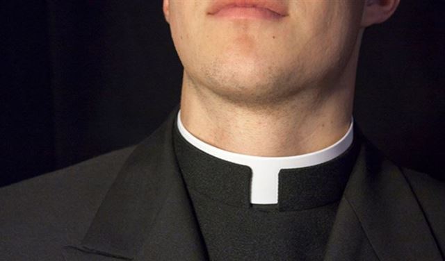 الكشف عن مونسنيور مزيف  في "علم وخبر "