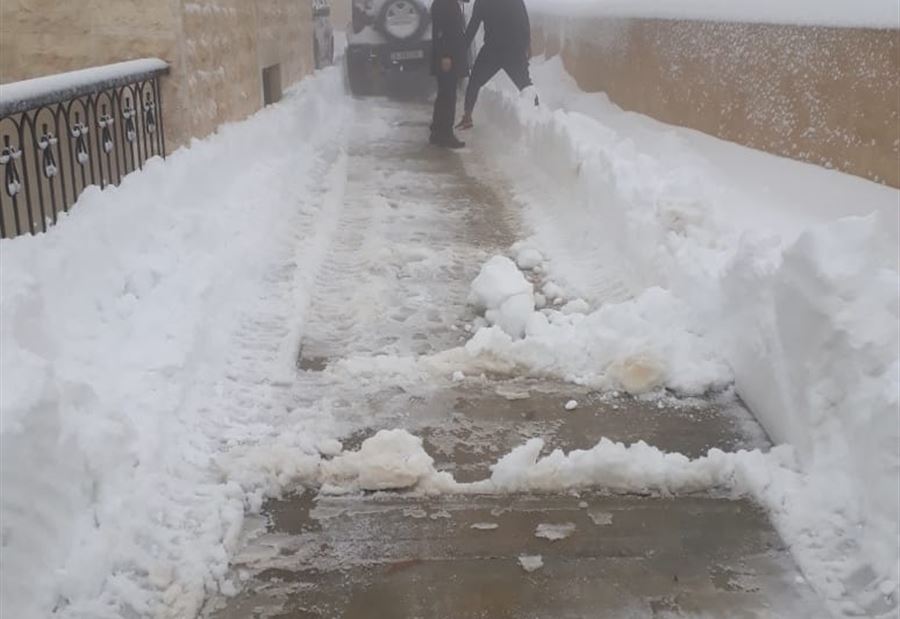 بالصور: عناصر الدفاع المدني تنقذ عائلة في اهدن