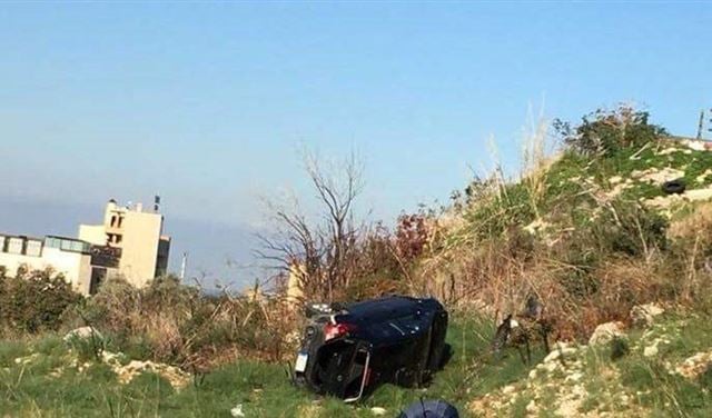 بالصورة.. جريح بتدهور سيارة على المسلك الغربي لأوتوستراد طبرجا