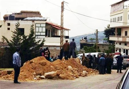 مناصرو رئيس بلدية عكار العتيقة قطعوا الطريق احتجاجا 