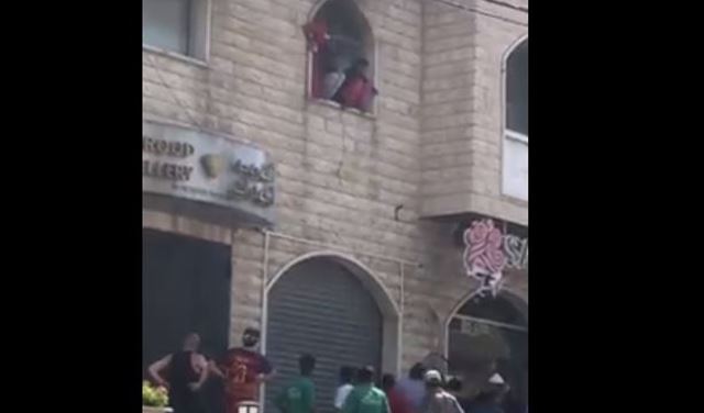 بالفيديو.. عاملات قفزن من النافذة هربًا من الحريق!