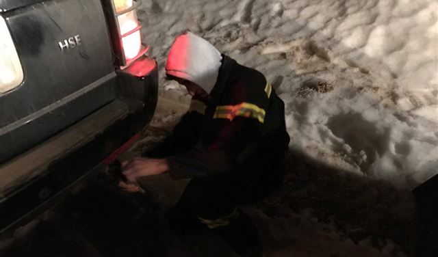 بالصور.. انقاذ مواطنين وسحب سيارات في فالوغا بالصور.. انقاذ مواطنين وسحب سيارات في فالوغا