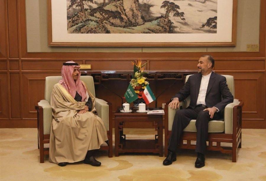 للمرّة الأولى بعد عودة العلاقات... لقاءٌ بين وزيري الخارجية السعودي والإيراني (فيديو)