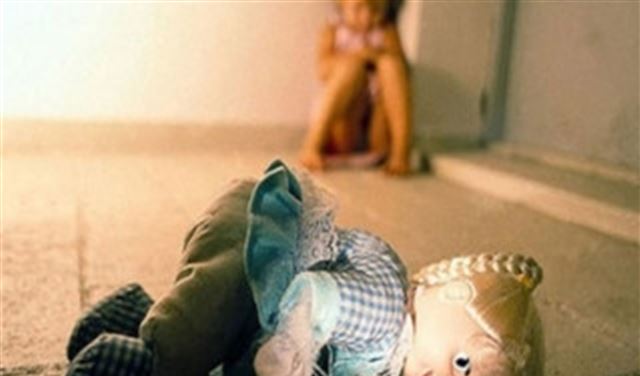 وحش بشري عذّب واغتصب ابنة الـ6 سنوات بعصا خشبية! وحش بشري عذّب واغتصب ابنة الـ6 سنوات بعصا خشبية!