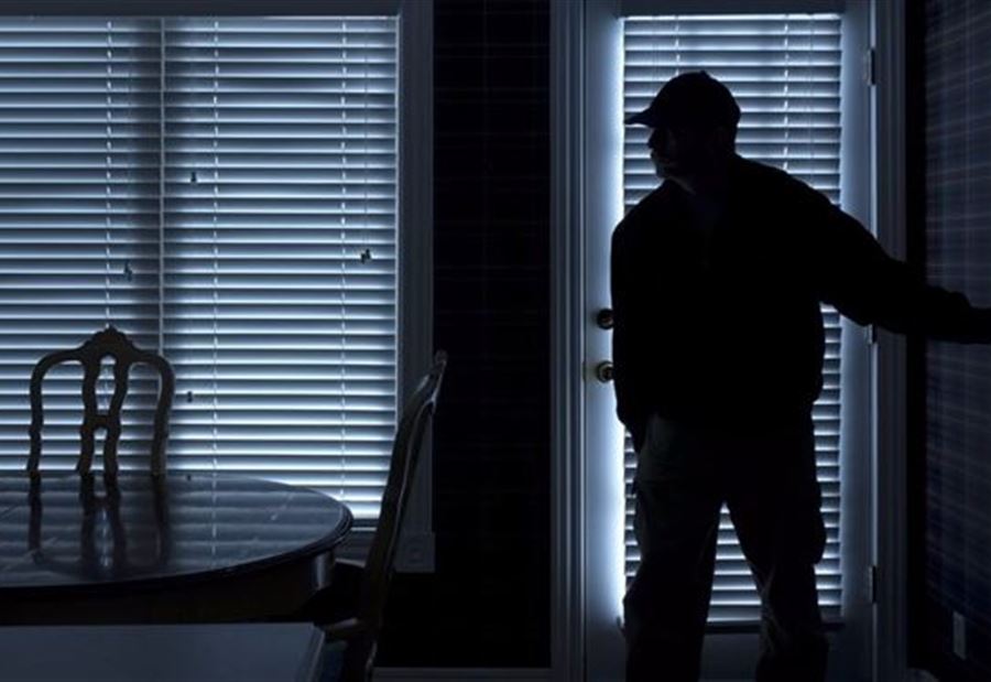 عصابة تدخل المنازل وتعتدي بالضرب على أصحابها!