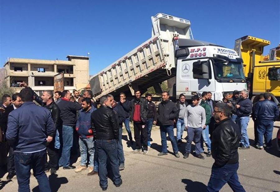 بالصورة: قطع طريق بعلبك الهرمل عند مثلث النبي عثمان