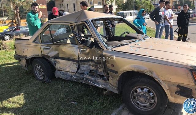 بالصور: 4 جرحى نتيجة تصادم بين مركبتين في صيدا 