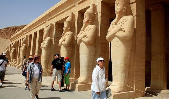  عودة مصر للريادة السياحية قريباً