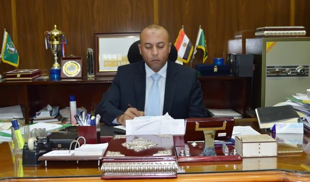مصر تلقي القبض على محافظ متهم بالفساد