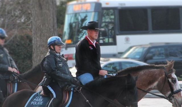 وزير الداخلية الأميركي الجديد يصل إلى عمله بزي "رعاة البقر"!