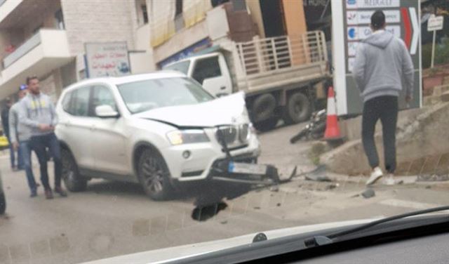بالصور.. جرحى في حادث سير على طريق عام بلونة