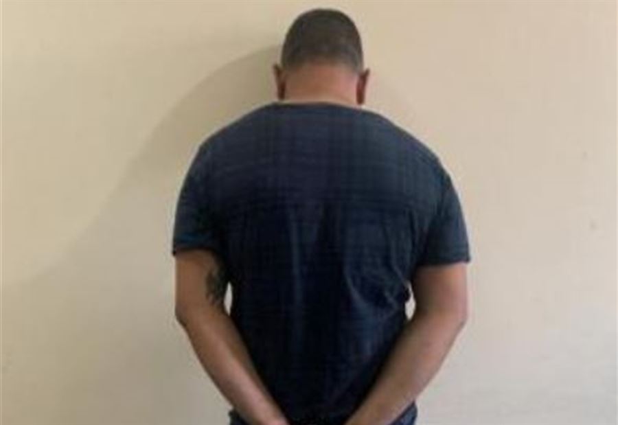 يُروّج المخدرات من داخل أحد محلات "الإكسبرس"