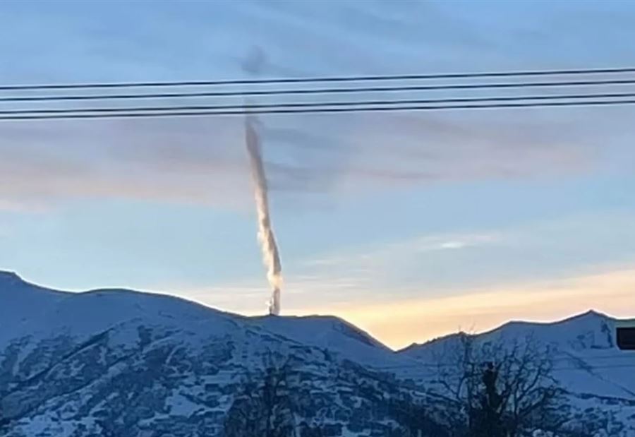 جسم غامض أم سلاح سري؟... سحابة غريبة فوق جبل تثير الجدل