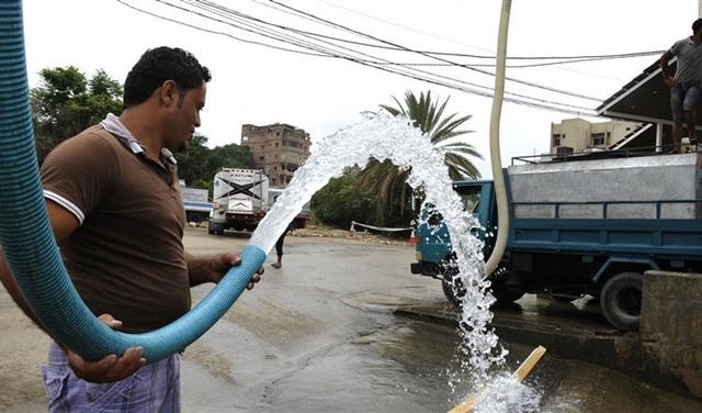 "نائب يوزّع مياه"