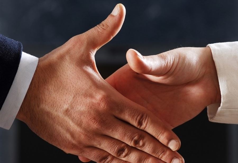 وزير يمنع المصافحة أو التقبيل بسبب "كورونا"