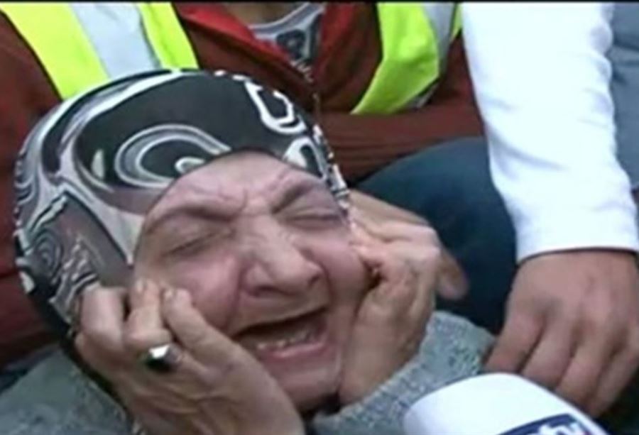 الحاجة فاطمة حاولت إحراق نفسها وتعيش في الشارع مع حفيدها