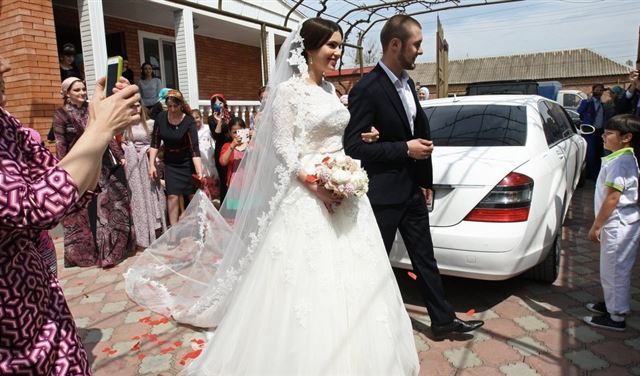 أميركي يتزوج 4 نساء