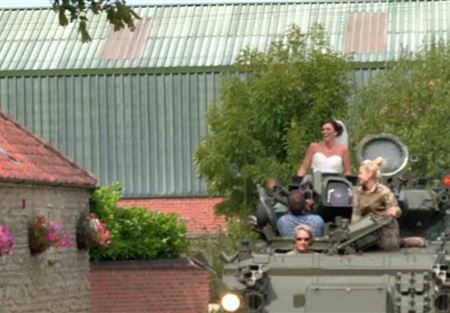زفاف حربي.. عروس تُزف على متن دبابة زفاف حربي.. عروس تُزف على متن دبابة