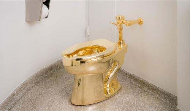 مرحاض من الذهب باسم "أميركا"..لماذا؟
