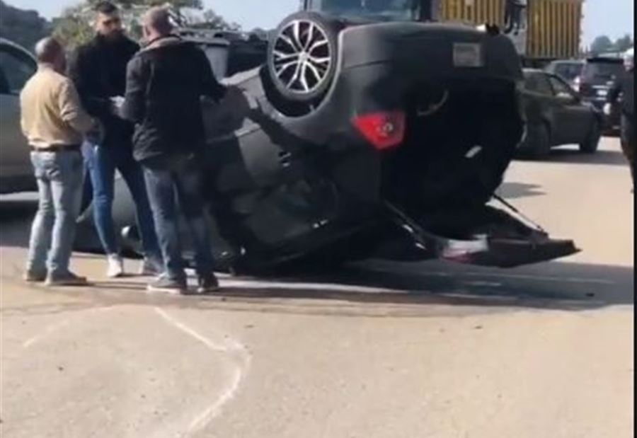 بالفيديو: انقلاب سيارة على اوتوستراد الدامور 