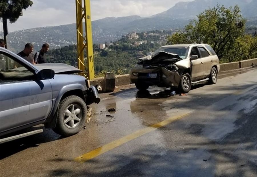 تصادم بين سيارتين في الضنية... وسقوط 4 جرحى