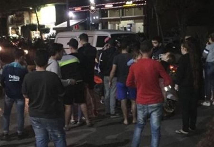 بالصور: اقفال أوتوستراد هادي نصرالله للمطالبة بالعفو العام 