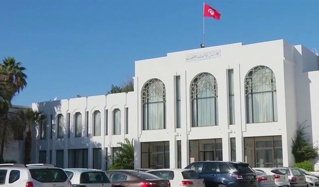 شاب حاول دخول البرلمان التونسي بسلاح أبيض شاب حاول دخول البرلمان التونسي بسلاح أبيض