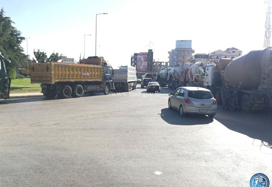 قطع اوتوستراد زحلة بالشاحنات وجبالات الباطون قطع اوتوستراد زحلة بالشاحنات وجبالات الباطون