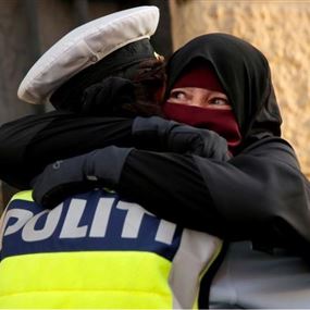 شرطة الدنمرك تحقق مع شرطية احتضنت محتجة منتقبة