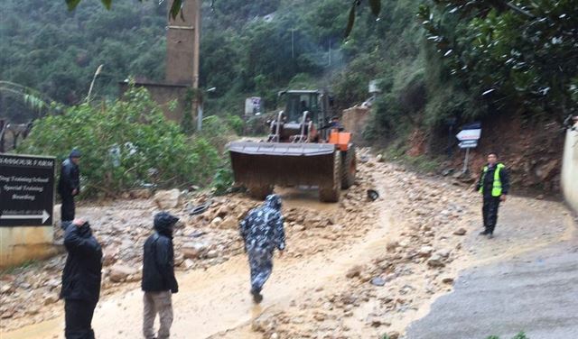 بالصور.. قطع طريق نهر الكلب زكريت  بالصور.. قطع طريق نهر الكلب زكريت