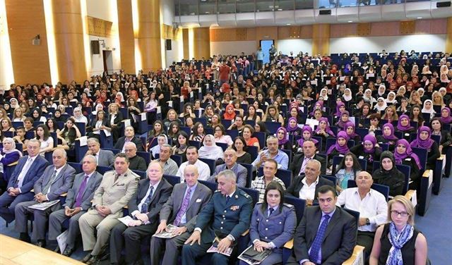450 سيدة لبنانية وسورية يَلْعَنّ الظلام  