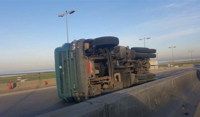 بالصور.. انقلاب شاحنة على جسر خلدة والمواطنون يناشدون