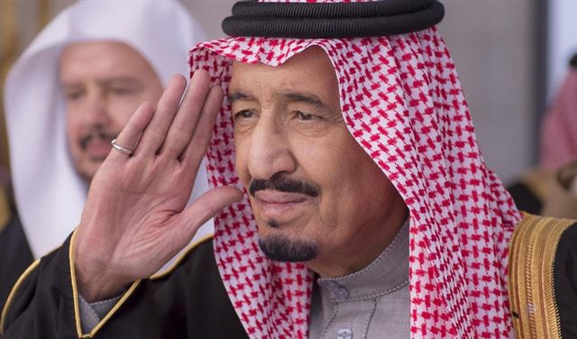 الملك سلمان يتصل بمواطن..و"تويتر" يسخر من رد الفعل