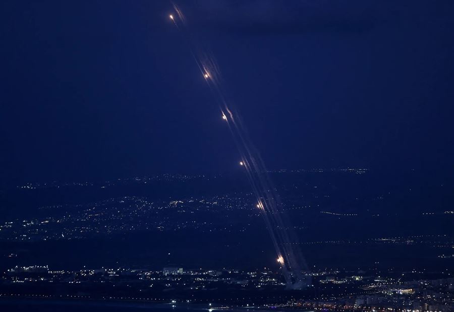 الجيش الإسرائيلي يُطارد سربًا من المسيرات! (فيديو)