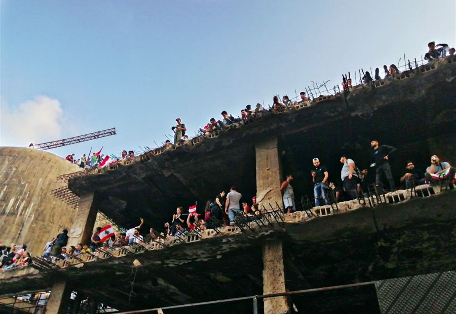 سقوط مُتظاهِرَين عن أحد المباني في رياض الصلح! سقوط مُتظاهِرَين عن أحد المباني في رياض الصلح!