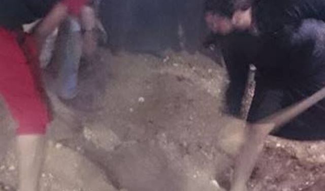 سمعوا صوتا من قبر والدتهم بعد دفنها بأسبوع.. ففتحوه سمعوا صوتا من قبر والدتهم بعد دفنها بأسبوع.. ففتحوه