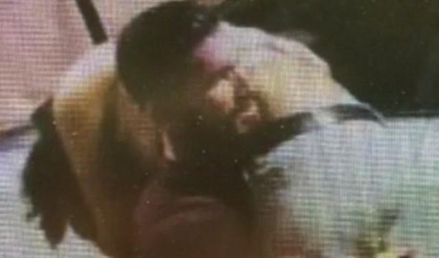 صور مرعبة.. مهاجم يحمل ضحيته فاقدة للوعي قبل اغتصابها!