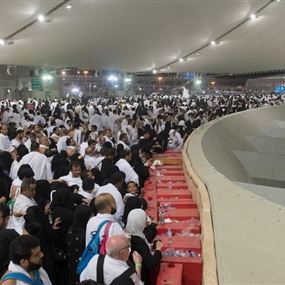 الحجاج يواصلون رمي الجمرات بأول أيام التشريق