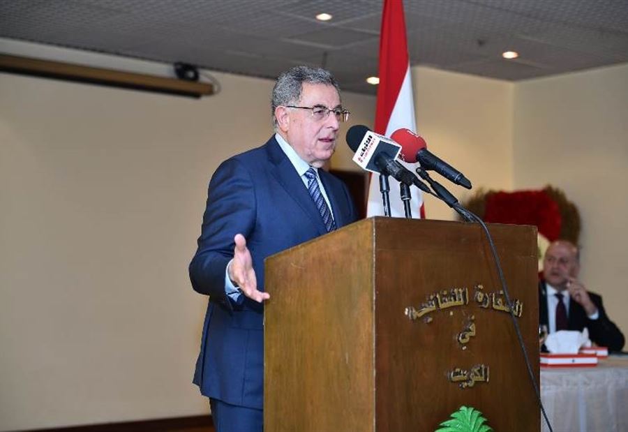 السنيورة من الكويت: للتمسك بالدستور