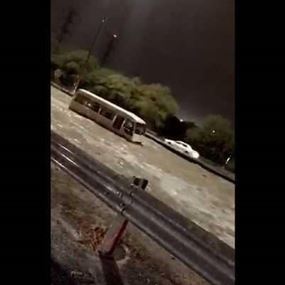 بالفيديو: الإعلان عن أول حالة وفاة بسبب السيول في الكويت